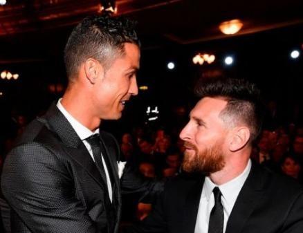 小伙高尔夫模拟器前打高尔夫，结果一杆打到消防喷淋头