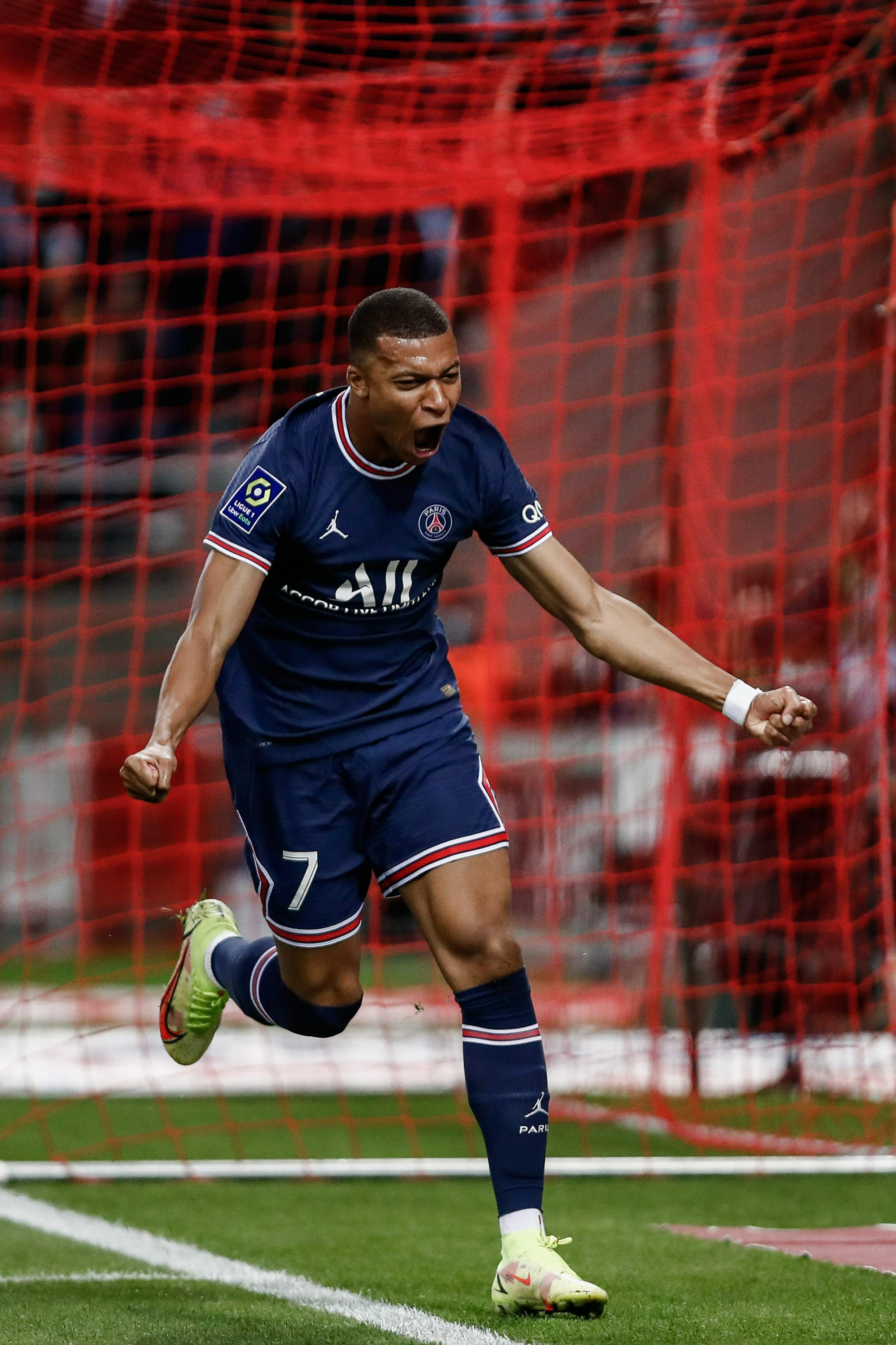 外媒：沙特豪门开启私有化进程，塔拉勒亲王将买下利雅得新月（外媒称沙特豪门启动私有化，塔拉勒亲王拟收购利雅得新月）