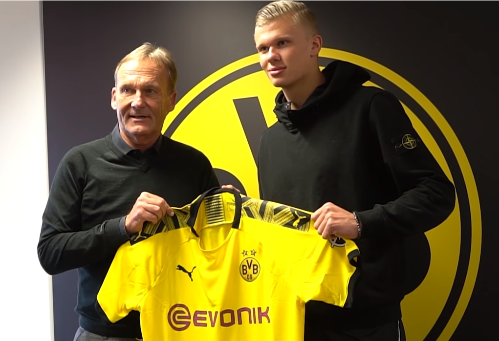 残特奥会游泳比赛现场，教练为何拿着绑着球的长杆，比赛中途还要敲击运动员？这背后是一份无声的默契