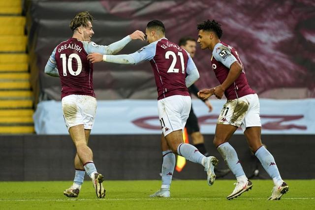 西足协前主席鲁比亚莱斯在发布会被扔鸡蛋，试图回击但被拦住（西班牙足协前主席鲁比亚莱斯发布会上遭扔鸡蛋，欲反击被阻止）