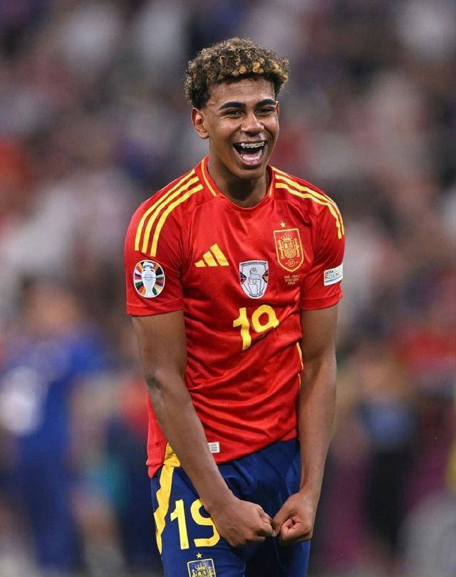 邓加：维尼修斯只能做战术核心，卡塞米罗才配做巴西队队长（邓加：维尼修斯更适合作战术核心，巴西队长应由卡塞米罗担任）