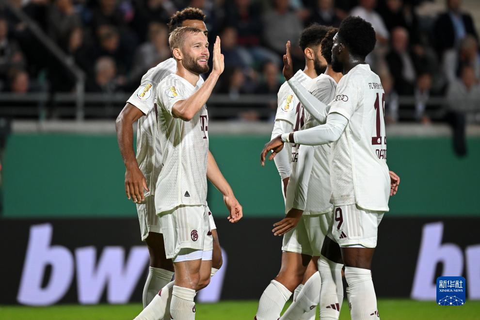 赢你3球，维尼修斯连续比出手势“1.2.3”回应毕巴球迷嘲讽（3球大胜后，维尼修斯连比“1-2-3”手势回击毕巴球迷嘲讽）