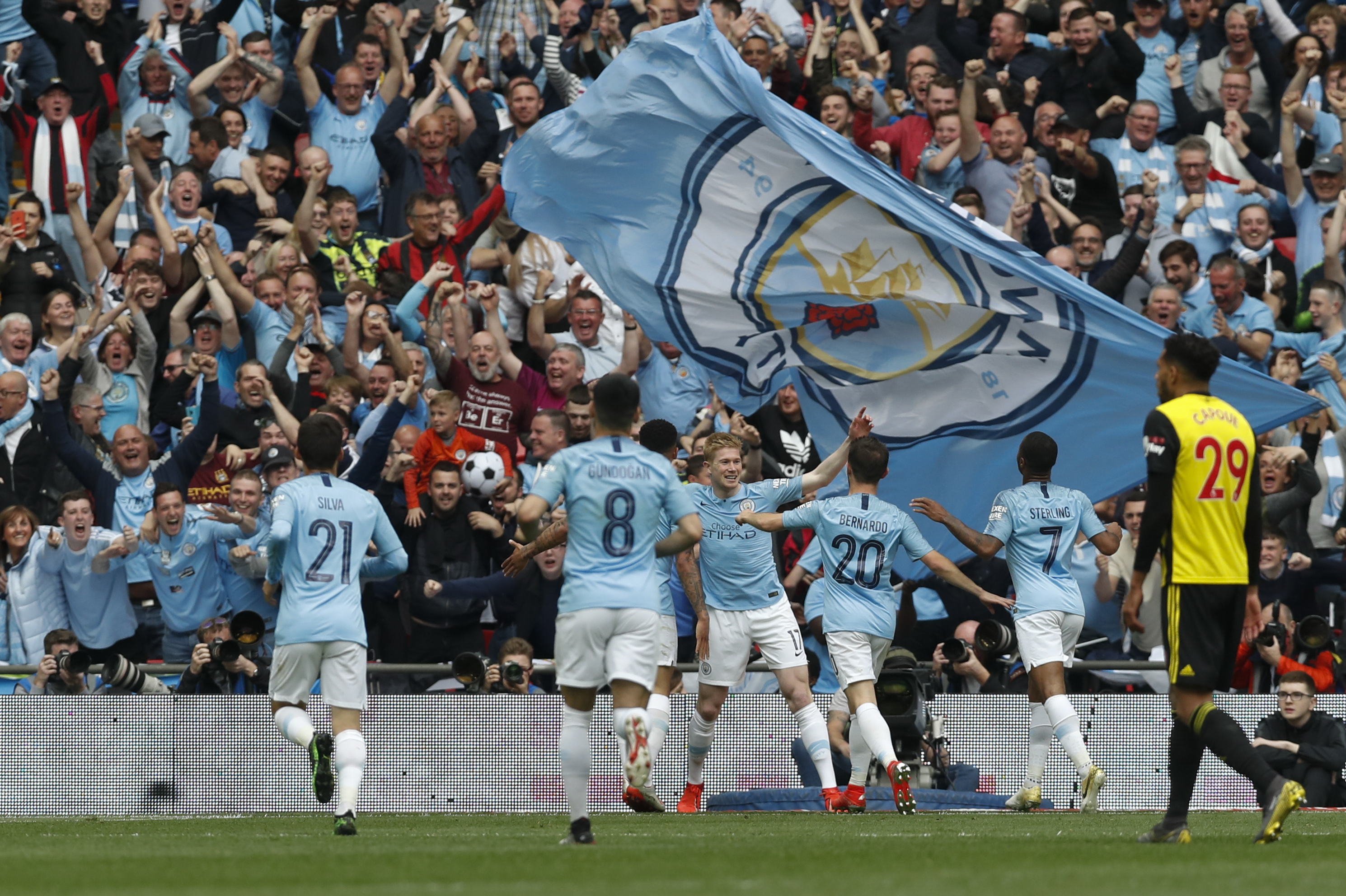 记录报：中国与日本的俱乐部关注葡超中场林肯；身价350万欧