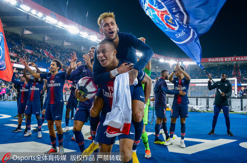 足球国足忙碌备战，训练场加练至夜晚