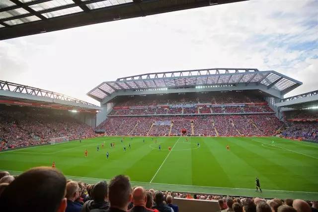 利物浦欧冠小组／联赛阶段近22场主场赢下20场，且近12场全胜（利物浦欧冠小组赛与联赛近22个主场20胜，主场豪取12连胜）