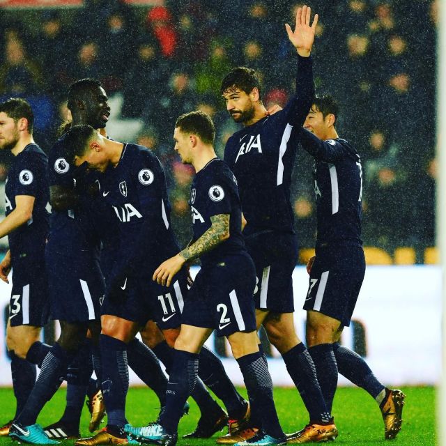 一日英超动向：曼联利物浦难兄难弟，阿森纳领跑态势不可阻挡（英超今日看点：曼联利物浦同陷困境，阿森纳领跑势头难挡）